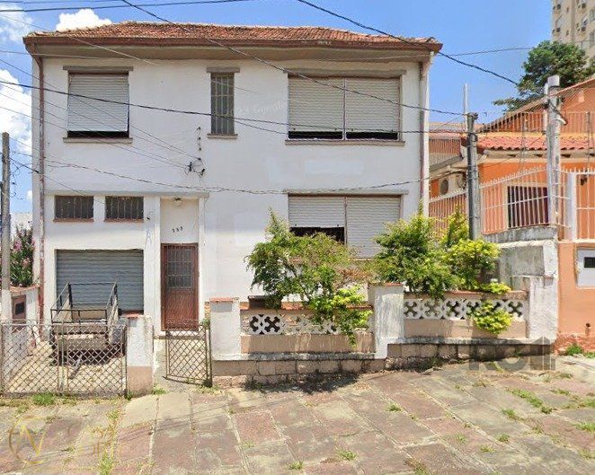 Casa à venda com 3 quartos, 155m², 3 vagas, Rua Umbú no bairro Passo da Areia em Porto Alegre