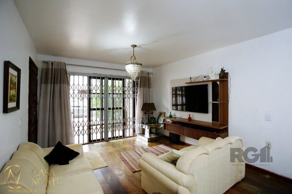 Casa à venda com 3 quartos, 230m², 1 suíte, 2 vagas, Rua Chile no bairro Jardim  Botânico em Porto Alegre