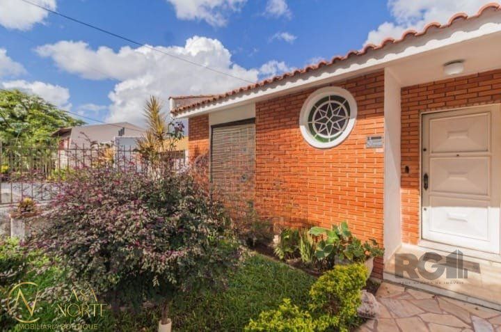 Casa à venda com 4 quartos, 414m², 1 suíte, 4 vagas, Rua Delfino Riet no bairro Santo Antônio em Porto Alegre