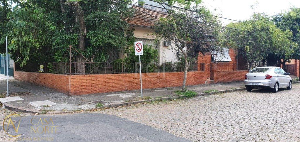 Terreno à venda  com 300m², Rua Azevedo Sodre no bairro Passo da Areia em Porto Alegre
