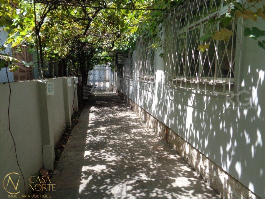 Casa à venda com 3 quartos, 200m², 2 vagas, Rua Arabutan no bairro Navegantes em Porto Alegre