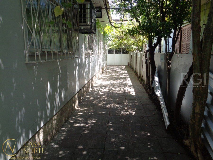 Casa à venda com 3 quartos, 200m², 2 vagas, Rua Arabutan no bairro Navegantes em Porto Alegre