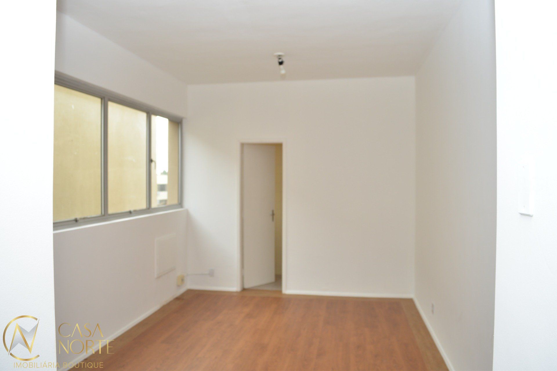 Sala Comercial à venda , 21m², Avenida Cristóvão Colombo no bairro Floresta em Porto Alegre