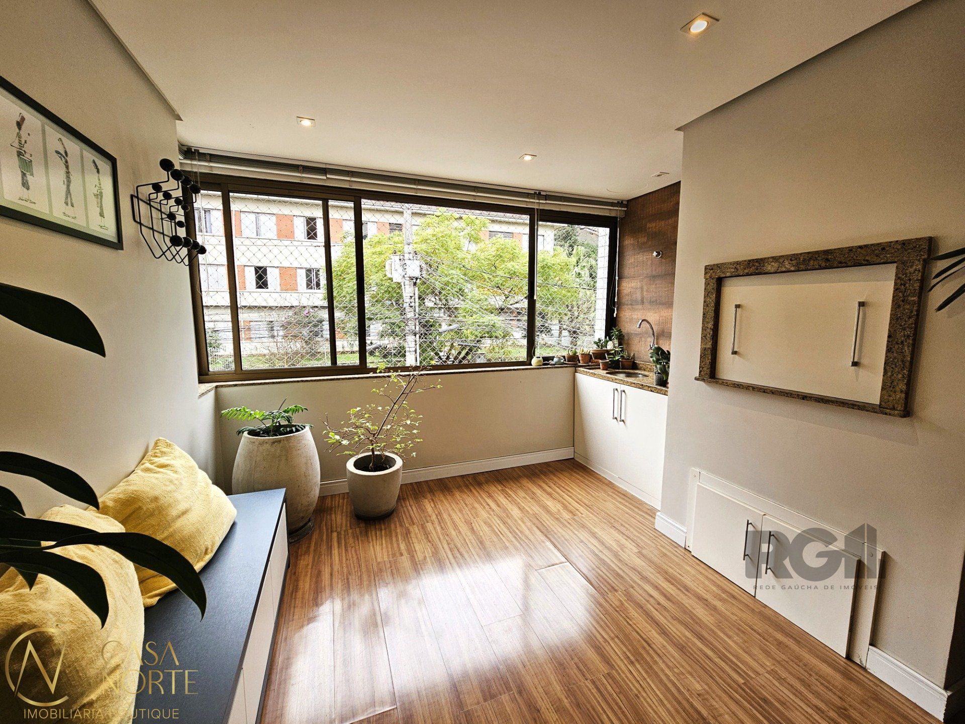 Apartamento à venda com 2 quartos, 84m², 1 suíte, 1 vaga, Rua Carazinho no bairro Petrópolis em Porto Alegre