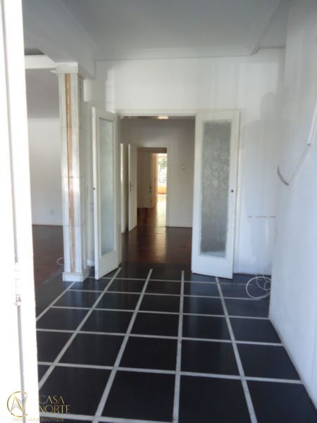 Casa à venda com 6 quartos, 510m², 1 suíte, 3 vagas, Rua Zamenhoff no bairro São João em Porto Alegre