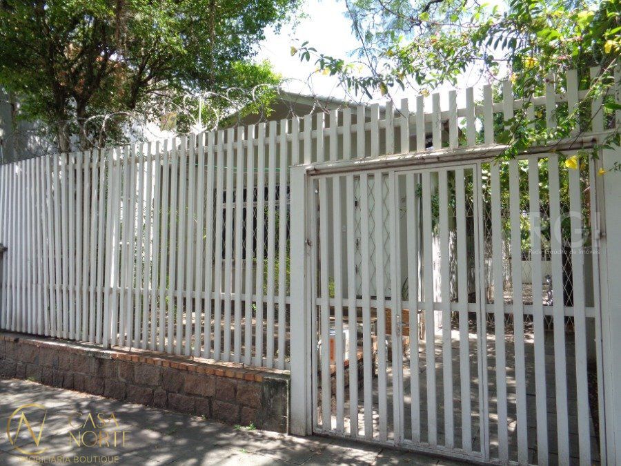 Casa à venda com 3 quartos, 200m², 2 vagas, Rua Arabutan no bairro Navegantes em Porto Alegre