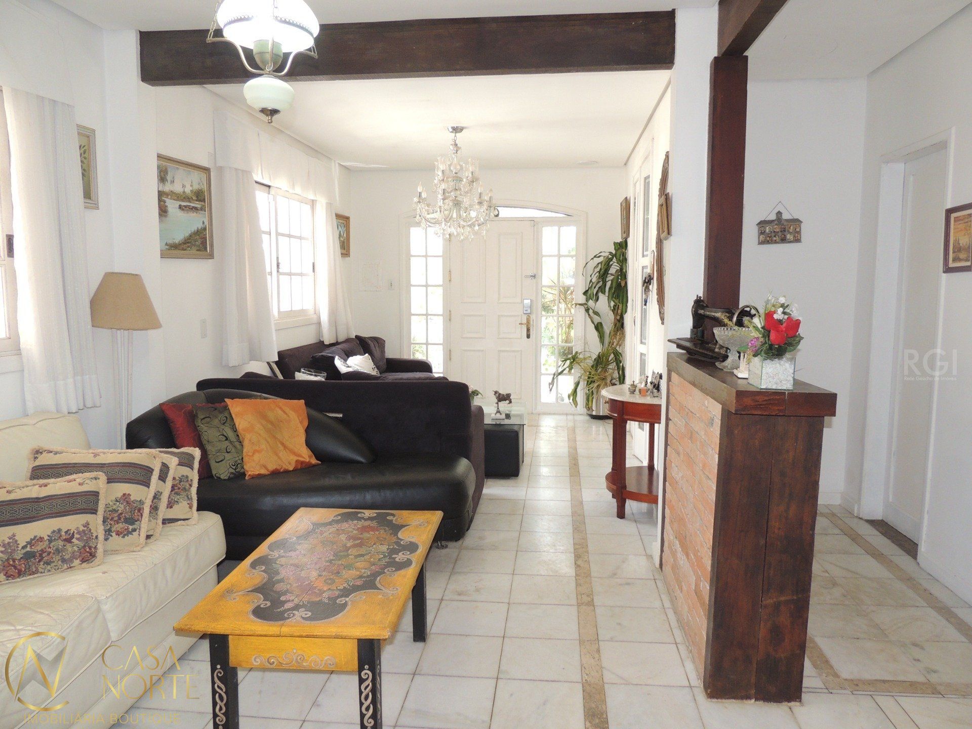 Sobrado à venda com 3 quartos, 300m², 2 suítes, 2 vagas, Avenida General Barreto Viana no bairro Chácara das Pedras em Porto Alegre