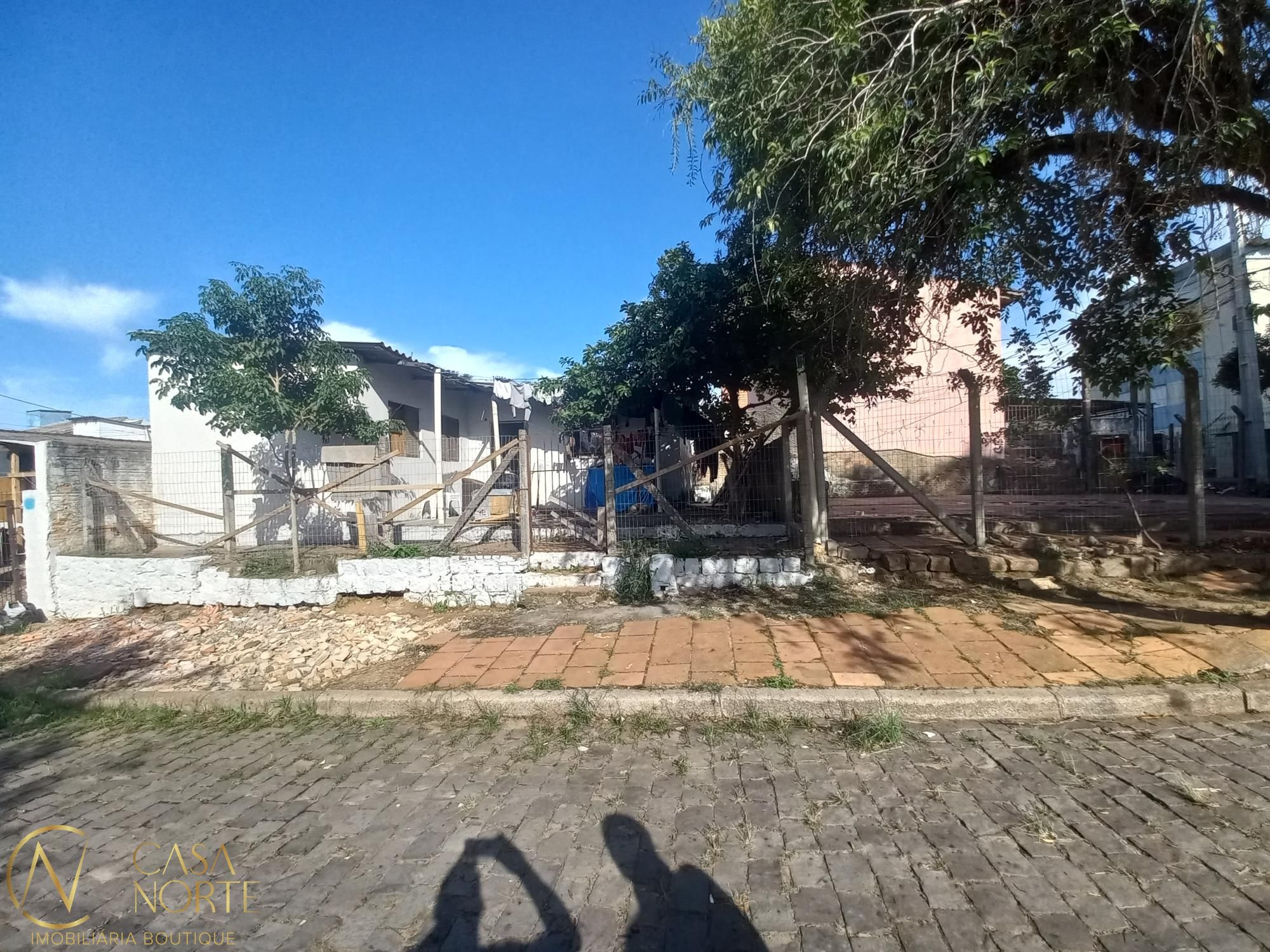 Terreno à venda  com 220m², Rua João Pedro Buneder no bairro Vila Nova em Porto Alegre