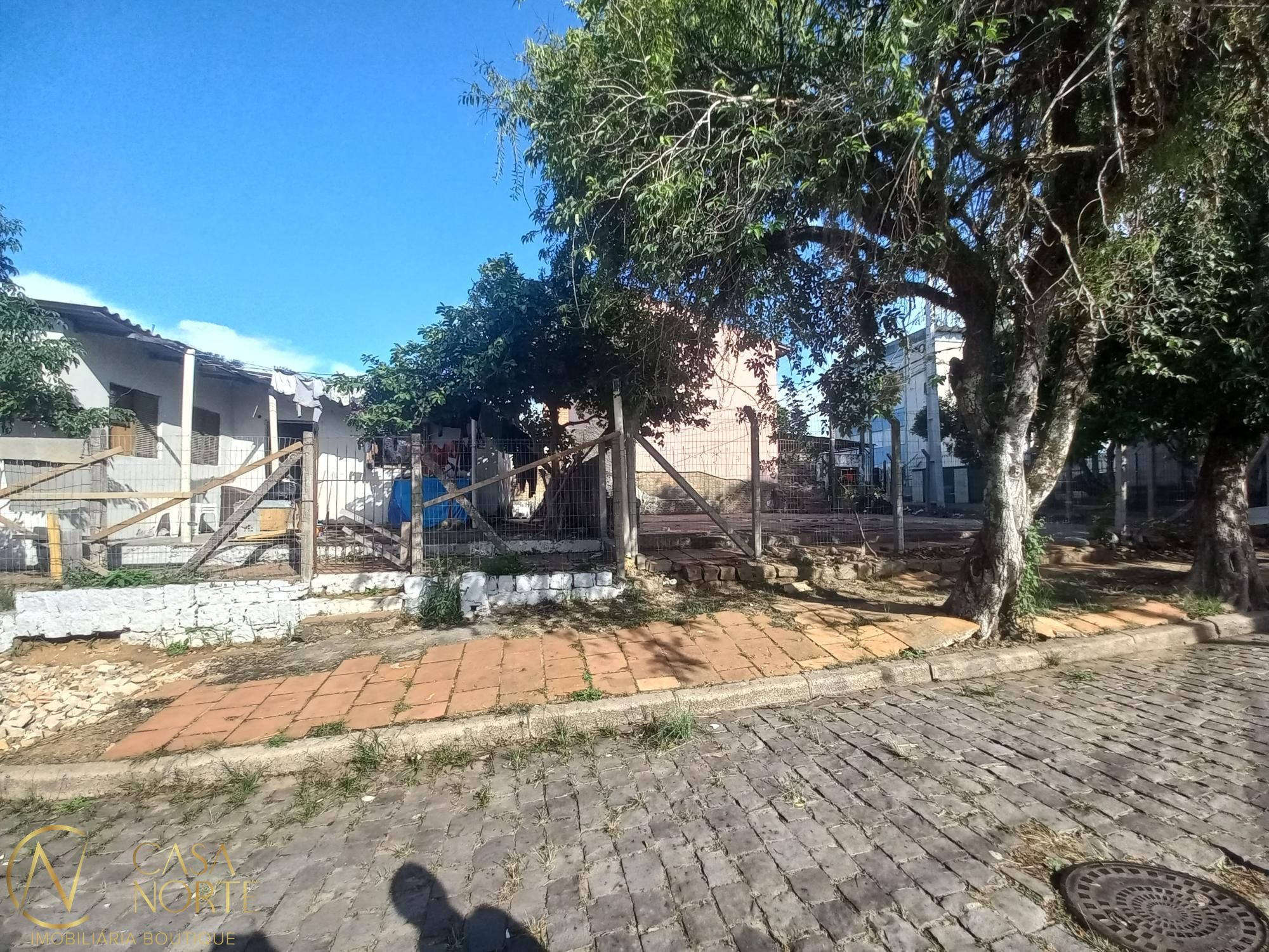 Terreno à venda  com 220m², Rua João Pedro Buneder no bairro Vila Nova em Porto Alegre