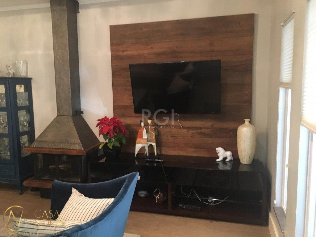 Casa à venda com 3 quartos, 230m², 3 suítes, 3 vagas, Avenida Teixeira Mendes no bairro Chácara das Pedras em Porto Alegre