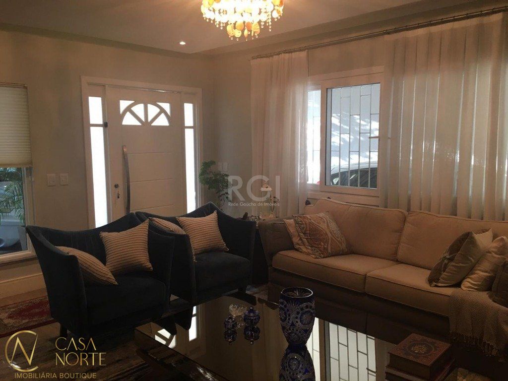 Casa à venda com 3 quartos, 230m², 3 suítes, 3 vagas, Avenida Teixeira Mendes no bairro Chácara das Pedras em Porto Alegre