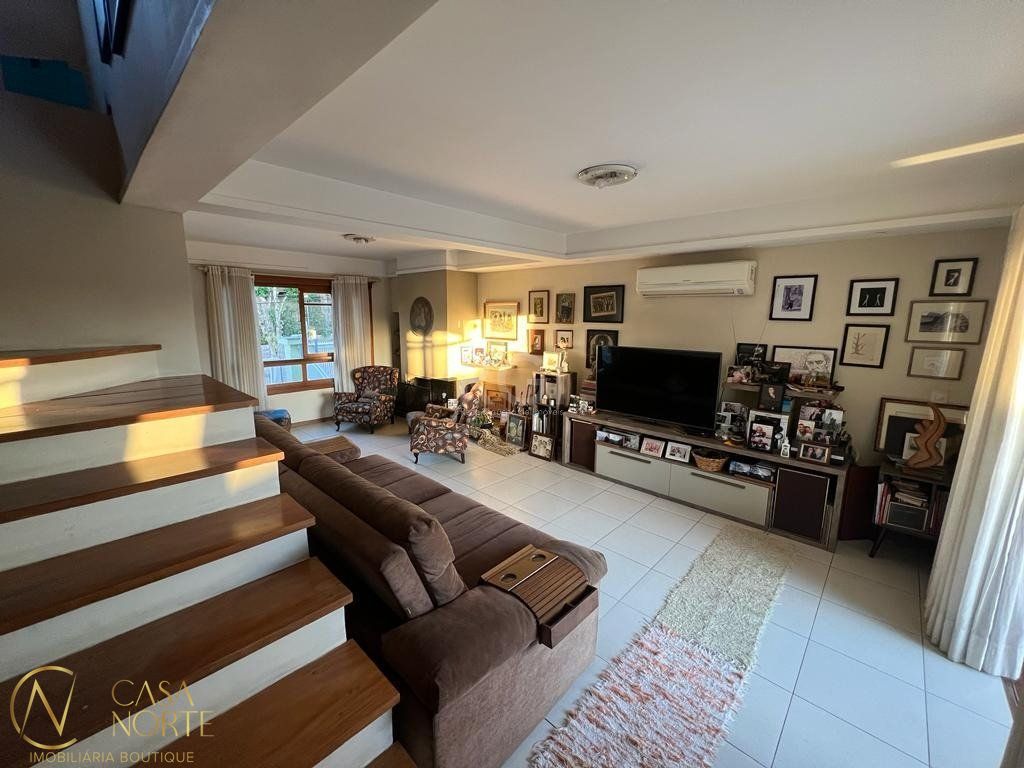 Casa à venda com 4 quartos, 400m², 2 suítes, 3 vagas, Rua Monte Alverne no bairro Chácara das Pedras em Porto Alegre