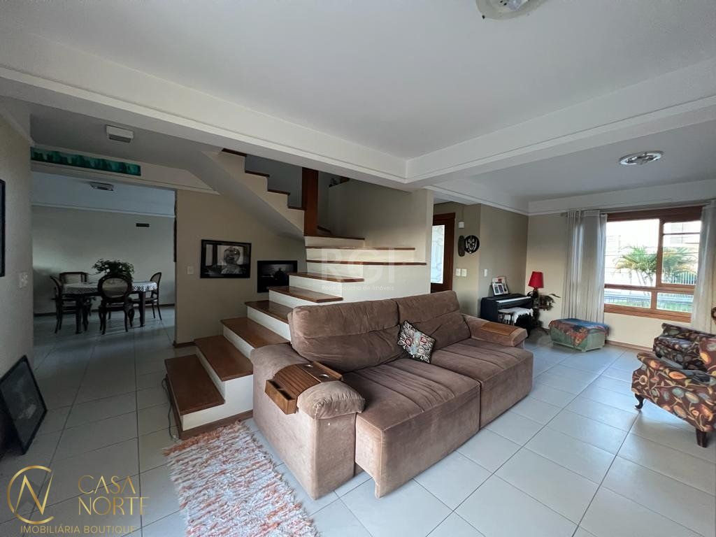 Casa à venda com 4 quartos, 400m², 2 suítes, 3 vagas, Rua Monte Alverne no bairro Chácara das Pedras em Porto Alegre