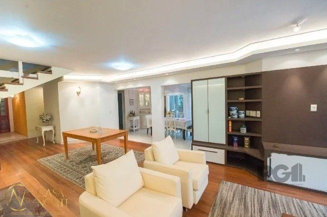 Casa à venda com 4 quartos, 278m², 1 suíte, 4 vagas, Rua Coronel Paulino Teixeira no bairro Rio Branco em Porto Alegre