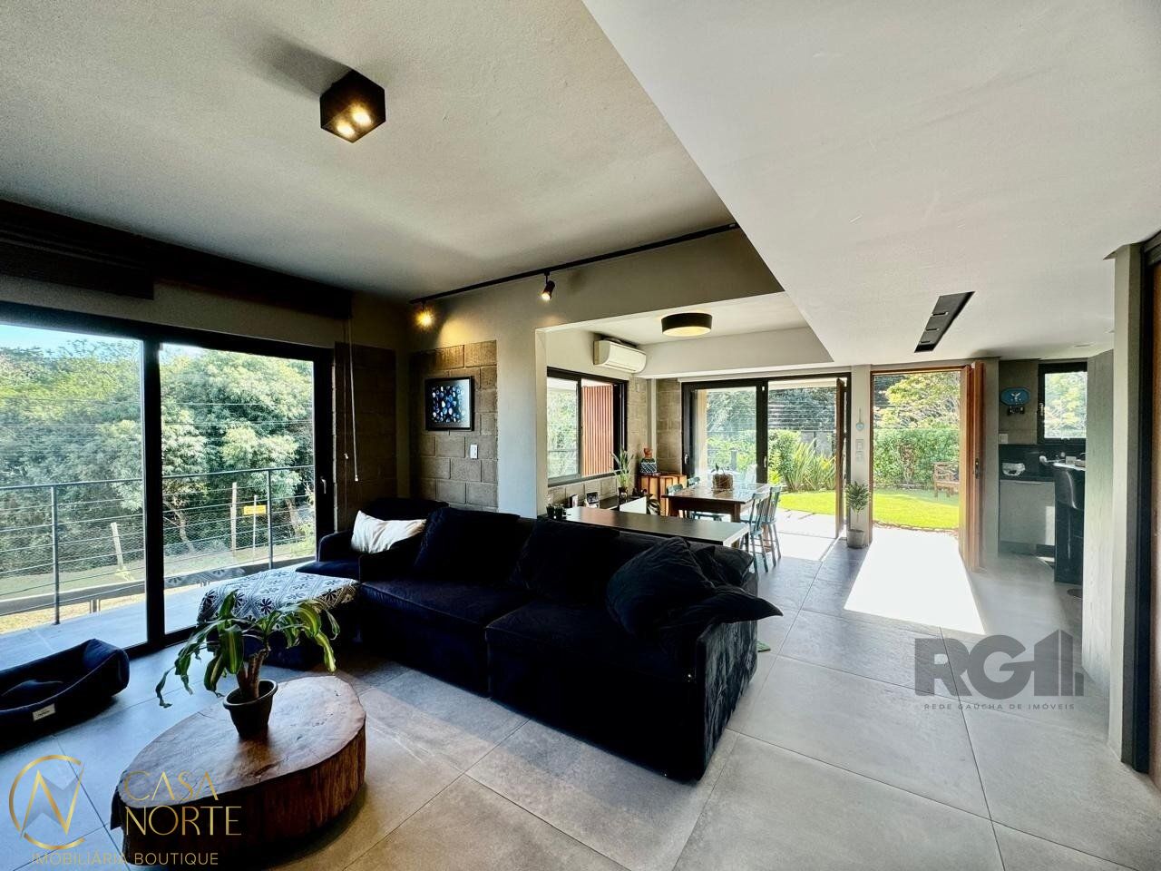 Casa à venda com 3 quartos, 315m², 1 suíte, 2 vagas, Rua Doutor Sérgio de Figueiredo no bairro Guarujá em Porto Alegre
