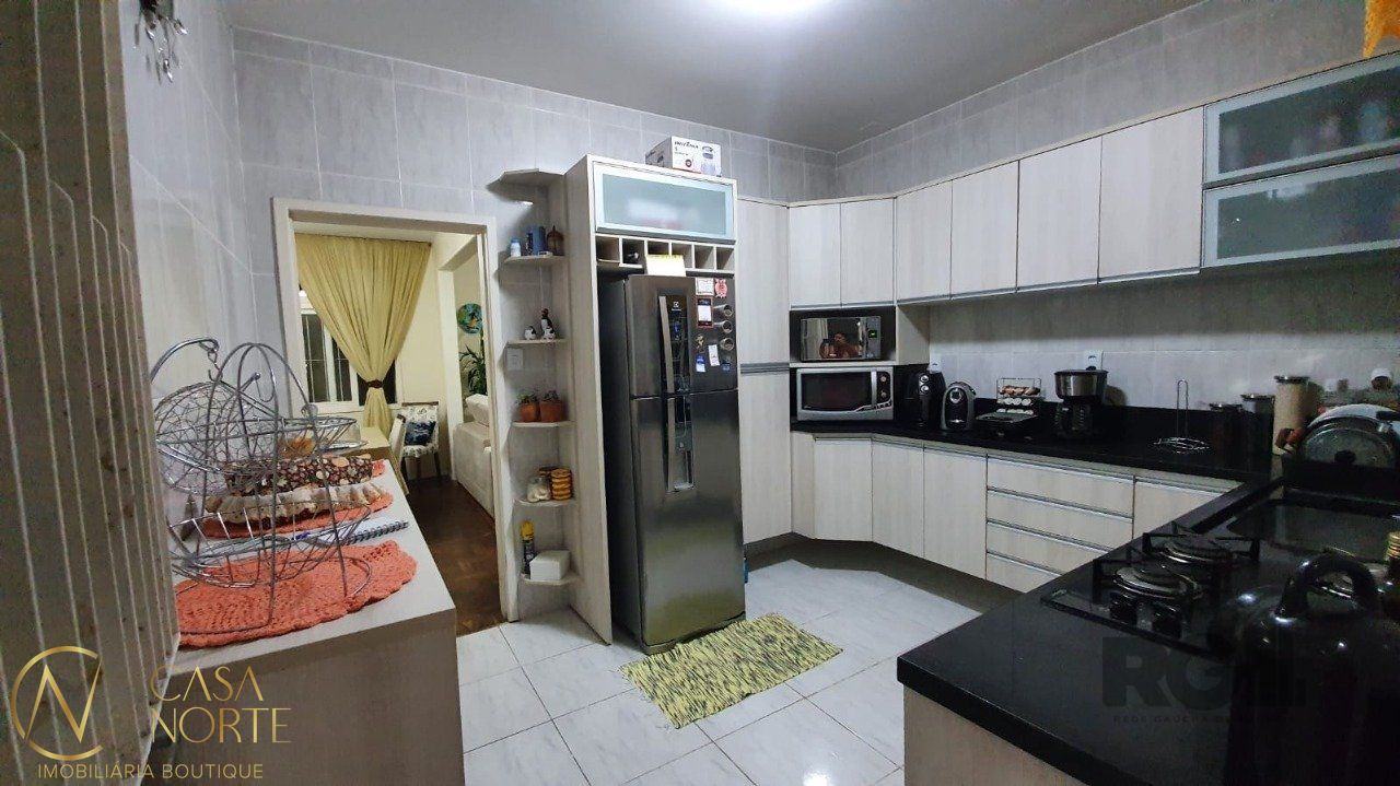Casa à venda com 3 quartos, 210m², 1 suíte, 4 vagas, Rua dos Guenoas no bairro Guarujá em Porto Alegre