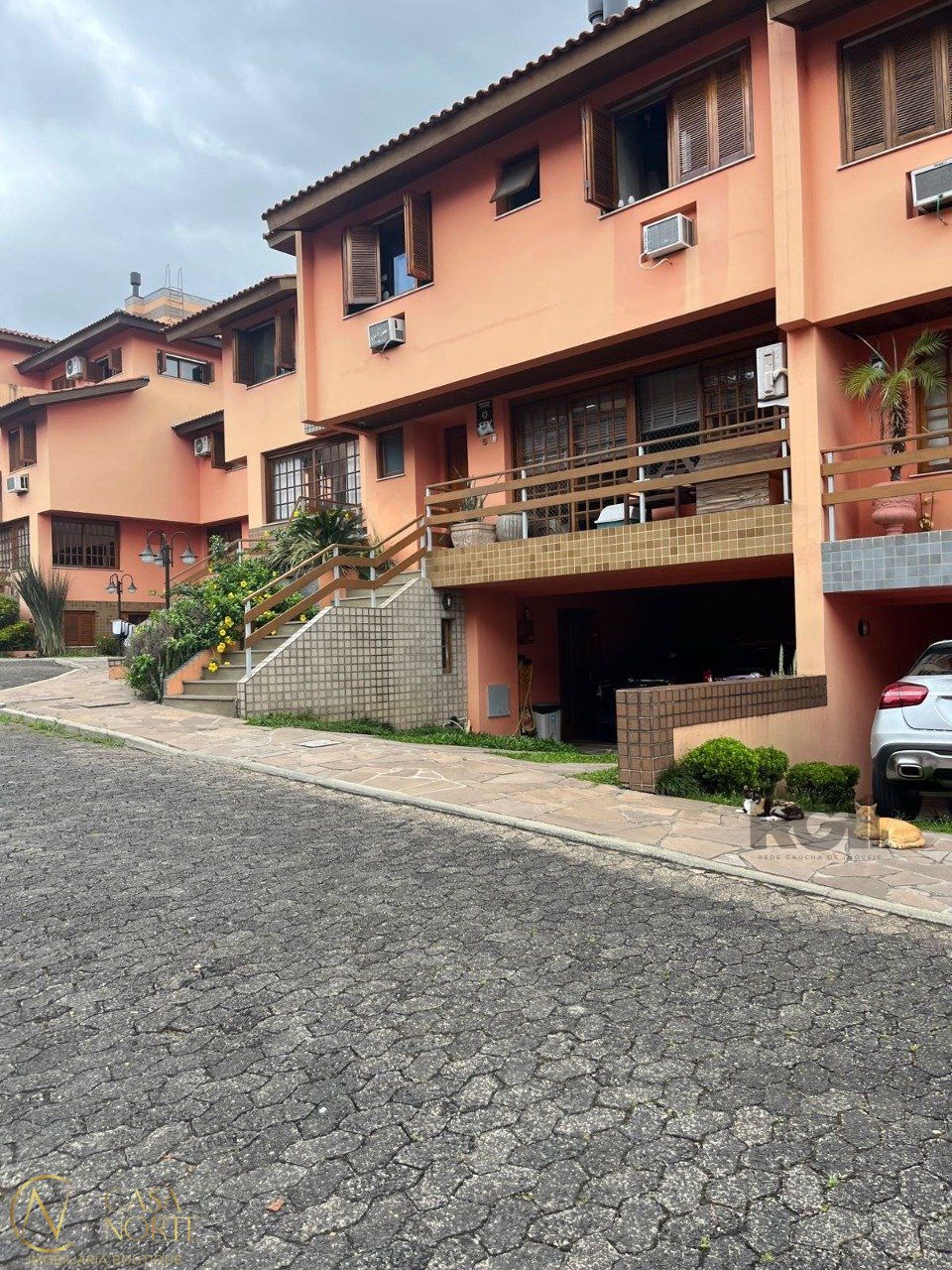 Casa de Condomínio à venda com 3 quartos, 286m², 1 suíte, 4 vagas, Rua Dona Ondina no bairro Menino Deus em Porto Alegre
