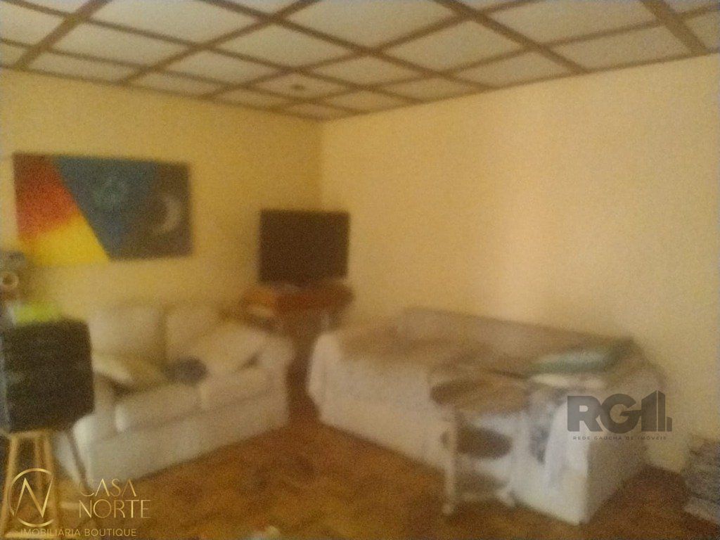 Casa à venda com 3 quartos, 110m², 2 vagas, Rua Cipó no bairro Passo da Areia em Porto Alegre