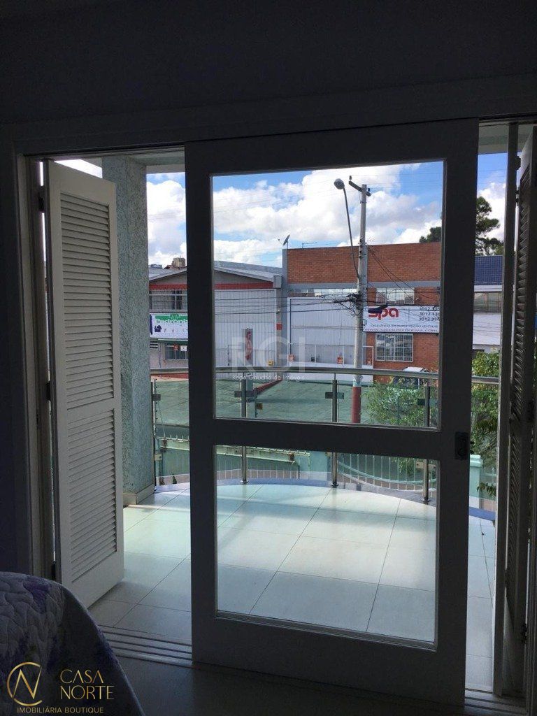 Casa à venda com 5 quartos, 242m², 1 suíte, 3 vagas, Rua Zeferino Dias no bairro Sarandi em Porto Alegre