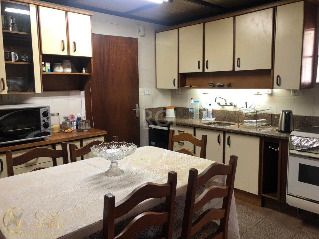 Casa à venda com 3 quartos, 326m², 2 suítes, 4 vagas, Rua Esther Esqueff da Silva no bairro Rubem Berta em Porto Alegre