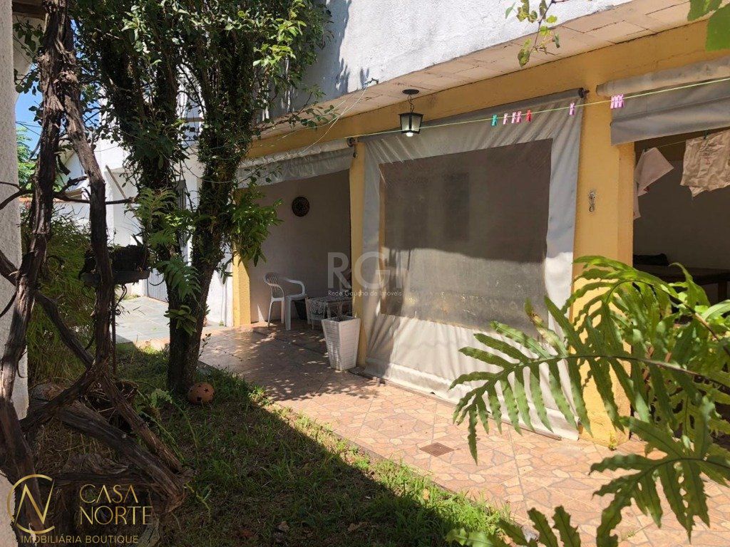 Casa à venda com 3 quartos, 326m², 2 suítes, 4 vagas, Rua Esther Esqueff da Silva no bairro Rubem Berta em Porto Alegre