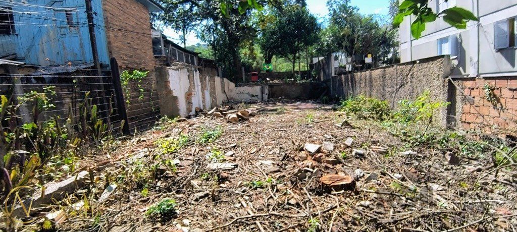 Terreno à venda  com 219m², Rua Dário Totta no bairro Teresópolis em Porto Alegre