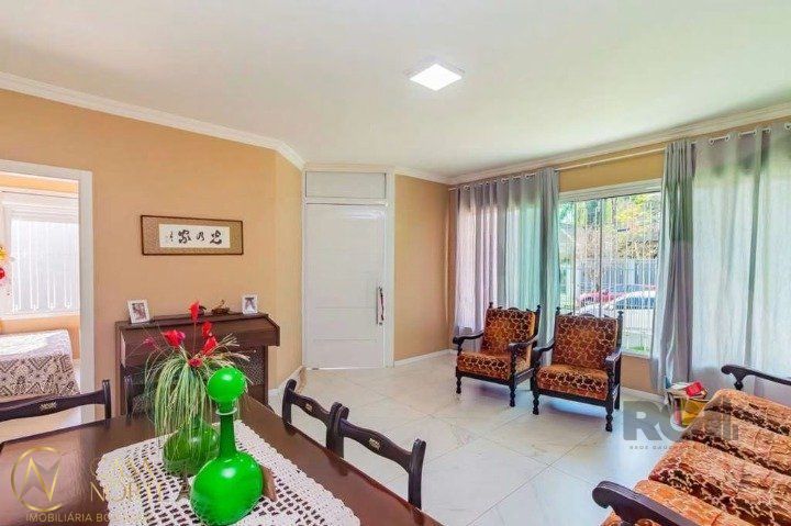 Casa à venda com 4 quartos, 201m², 2 suítes, 4 vagas, Rua Adão Baino no bairro Cristo Redentor em Porto Alegre