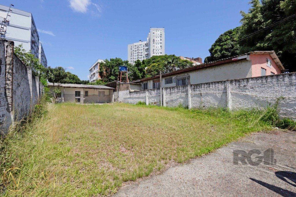 Terreno à venda  com 300m², Rua Frei Germano no bairro Partenon em Porto Alegre