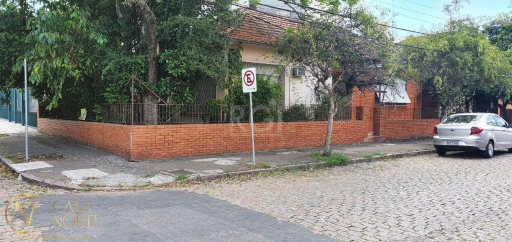 Casa à venda com 3 quartos, 167m², 2 vagas, Rua Azevedo Sodre no bairro Passo da Areia em Porto Alegre