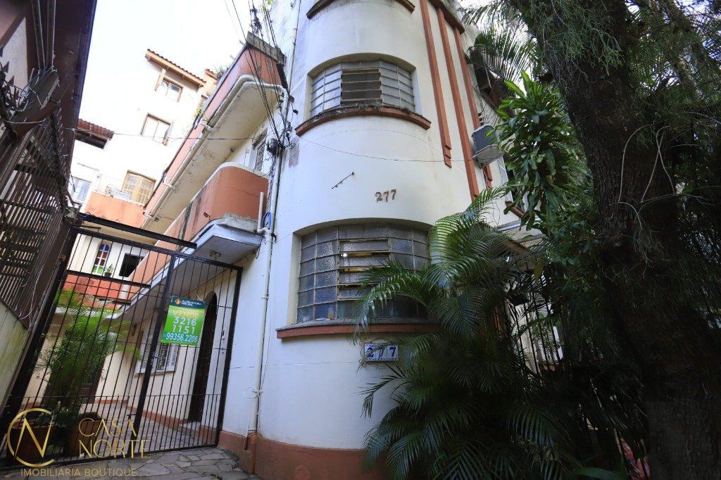 Casa à venda com 3 quartos, 300m², 1 suíte, 1 vaga, Rua Santa Terezinha no bairro Farroupilha em Porto Alegre