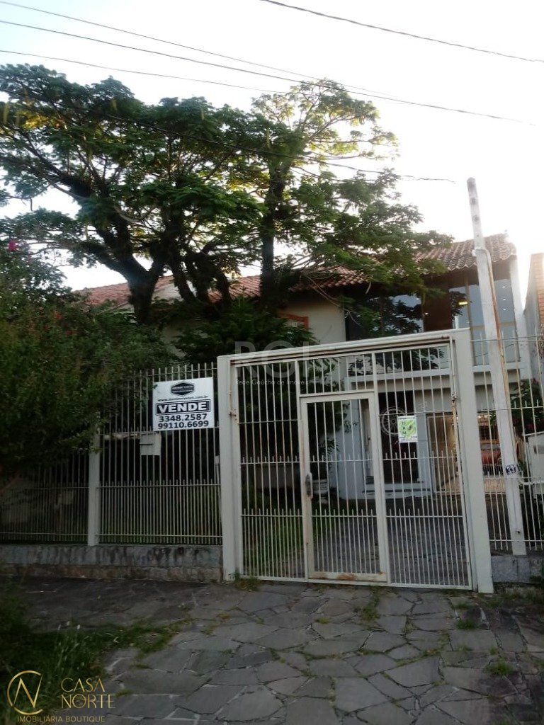 Casa à venda com 3 quartos, 300m², 1 suíte, 5 vagas, Rua Bartolomeu Dias no bairro Jardim Itu em Porto Alegre