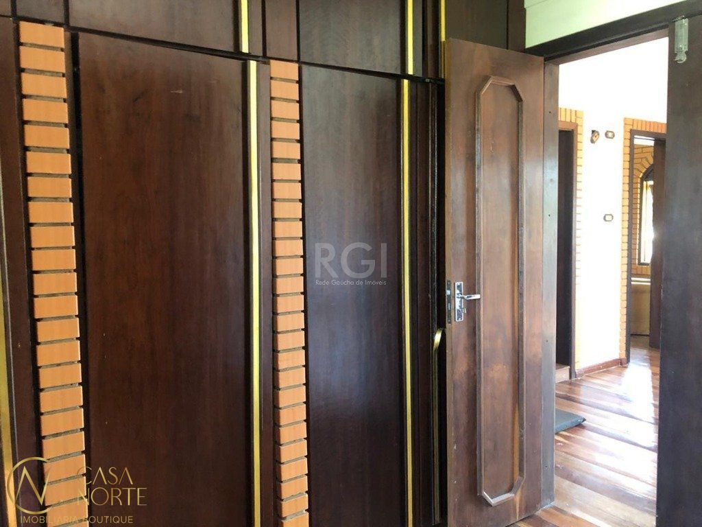 Casa à venda com 3 quartos, 326m², 2 suítes, 4 vagas, Rua Esther Esqueff da Silva no bairro Rubem Berta em Porto Alegre
