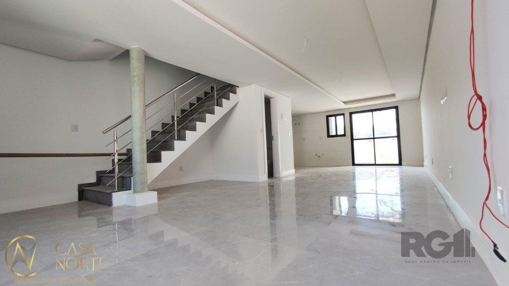 Sobrado à venda com 3 quartos, 123m², 1 suíte, 2 vagas, Rua Ana Abruzzi no bairro Mário Quintana em Porto Alegre