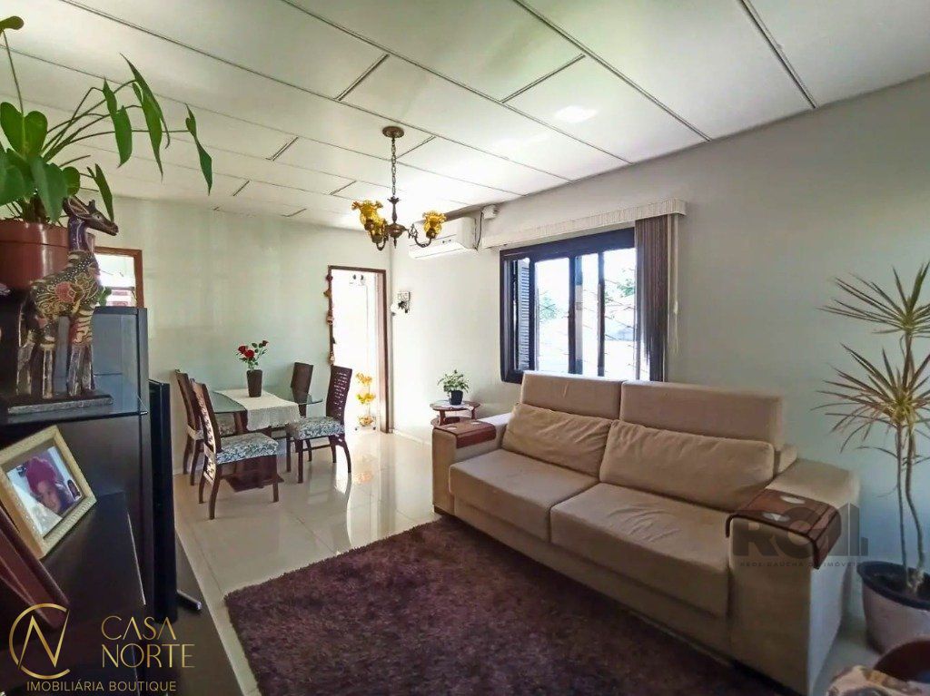 Casa à venda com 3 quartos, 65m², 2 vagas, Rua Barcelona no bairro Lomba do Pinheiro em Porto Alegre
