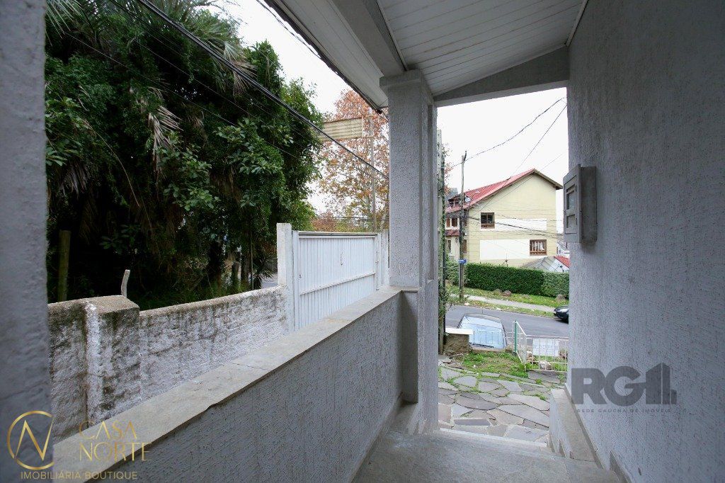 Casa à venda com 2 quartos, 95m², 1 vaga, Avenida General Barreto Viana no bairro Chácara das Pedras em Porto Alegre