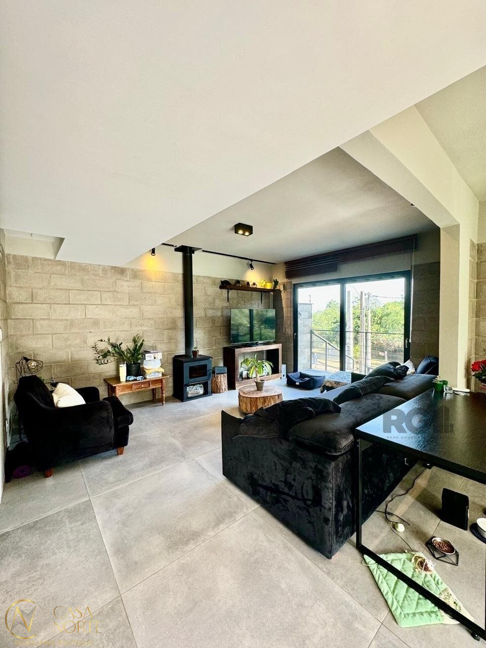Casa à venda com 3 quartos, 315m², 1 suíte, 2 vagas, Rua Doutor Sérgio de Figueiredo no bairro Guarujá em Porto Alegre
