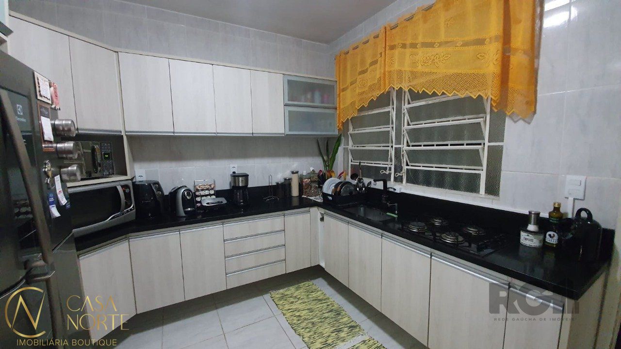 Casa à venda com 3 quartos, 210m², 1 suíte, 4 vagas, Rua dos Guenoas no bairro Guarujá em Porto Alegre