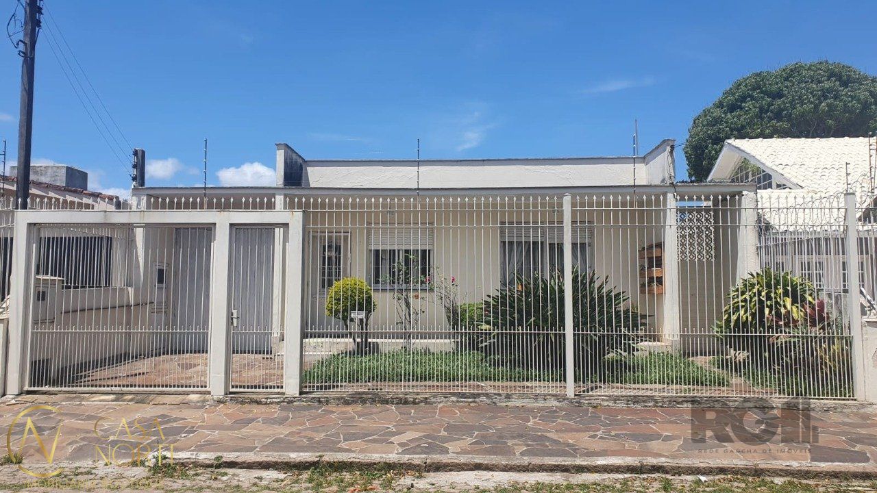 Casa à venda com 3 quartos, 210m², 1 suíte, 4 vagas, Rua dos Guenoas no bairro Guarujá em Porto Alegre