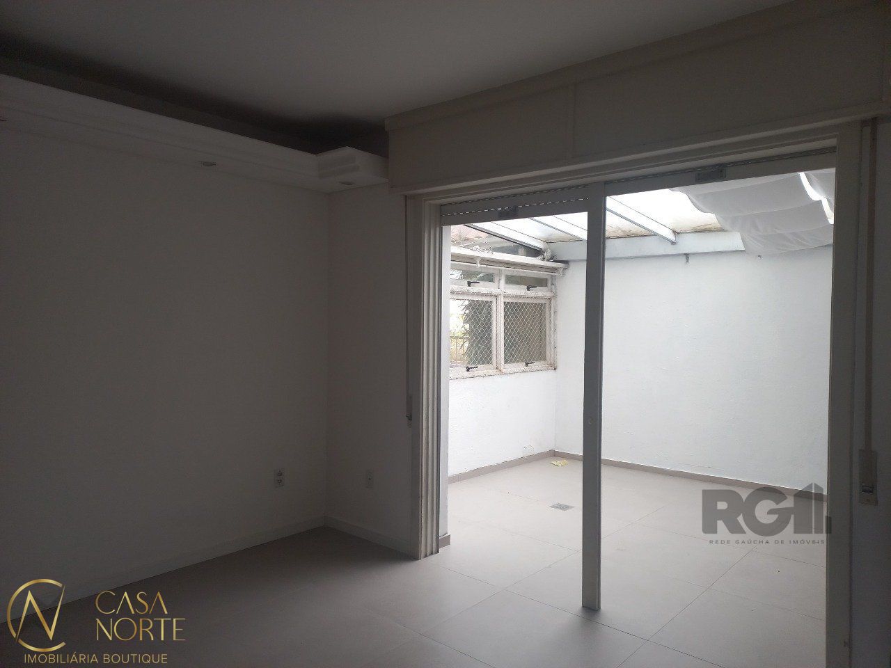 Casa de Condomínio à venda com 2 quartos, 96m², 1 vaga, Rua Doutor Barcelos no bairro Tristeza em Porto Alegre