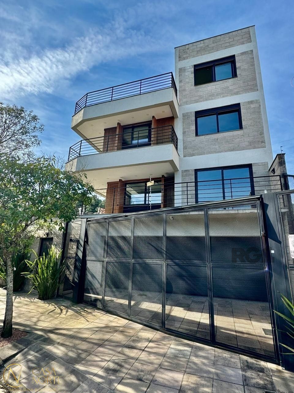 Casa à venda com 3 quartos, 315m², 1 suíte, 2 vagas, Rua Doutor Sérgio de Figueiredo no bairro Guarujá em Porto Alegre
