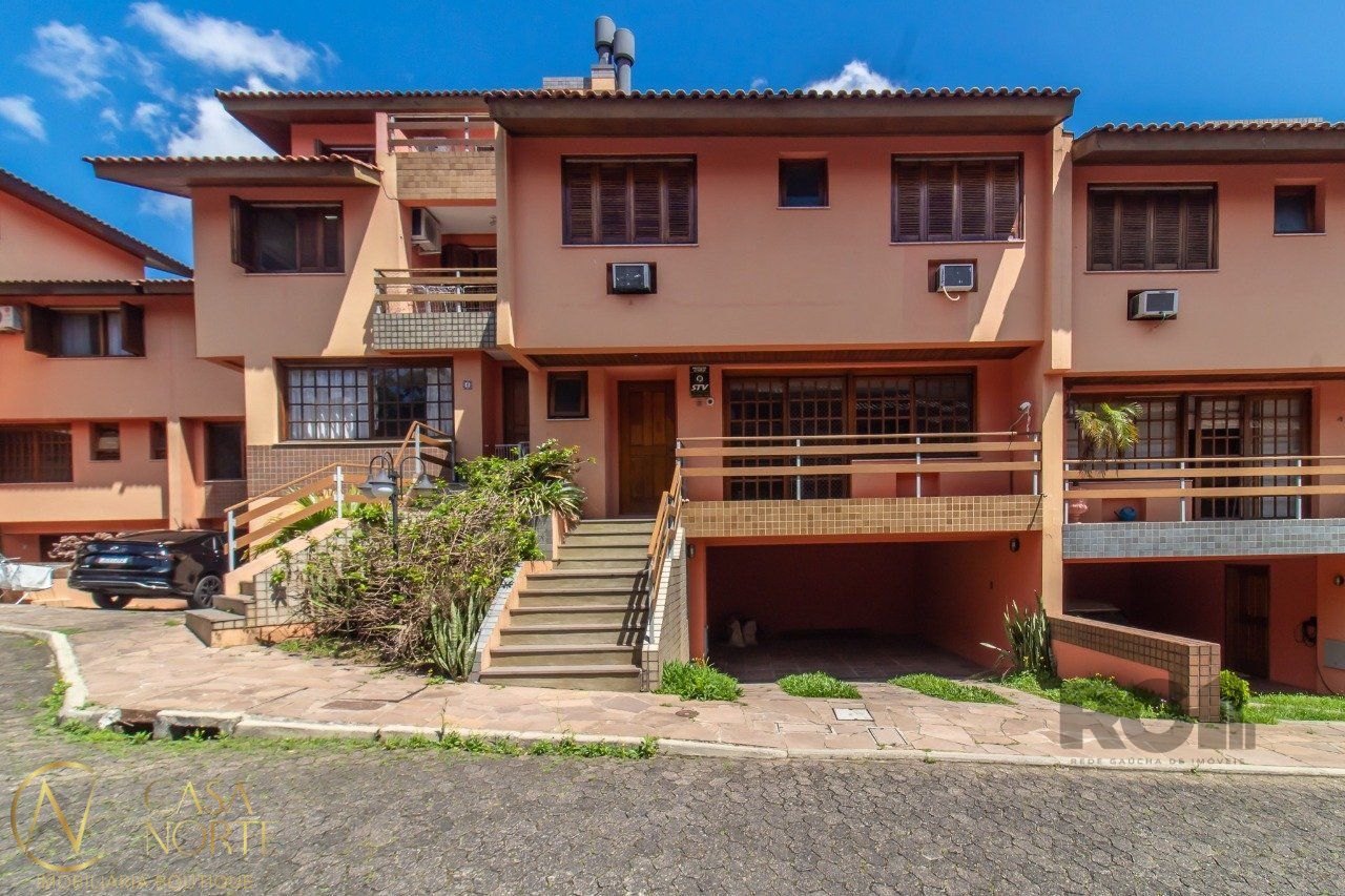 Casa de Condomínio à venda com 3 quartos, 286m², 1 suíte, 4 vagas, Rua Dona Ondina no bairro Menino Deus em Porto Alegre