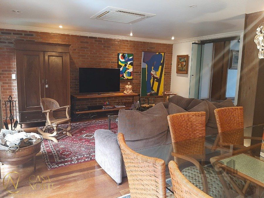 Casa à venda com 3 quartos, 350m², 3 suítes, 4 vagas, Rua São Leopoldo no bairro Vila Jardim em Porto Alegre