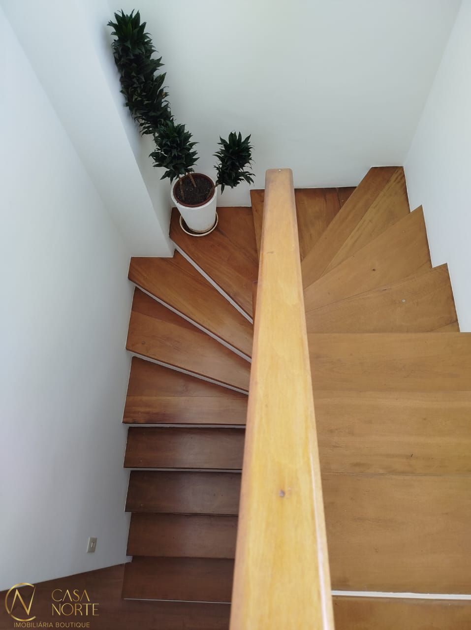 Casa de Condomínio à venda com 3 quartos, 324m², 3 suítes, 3 vagas, Rua João Caetano no bairro Três Figueiras em Porto Alegre
