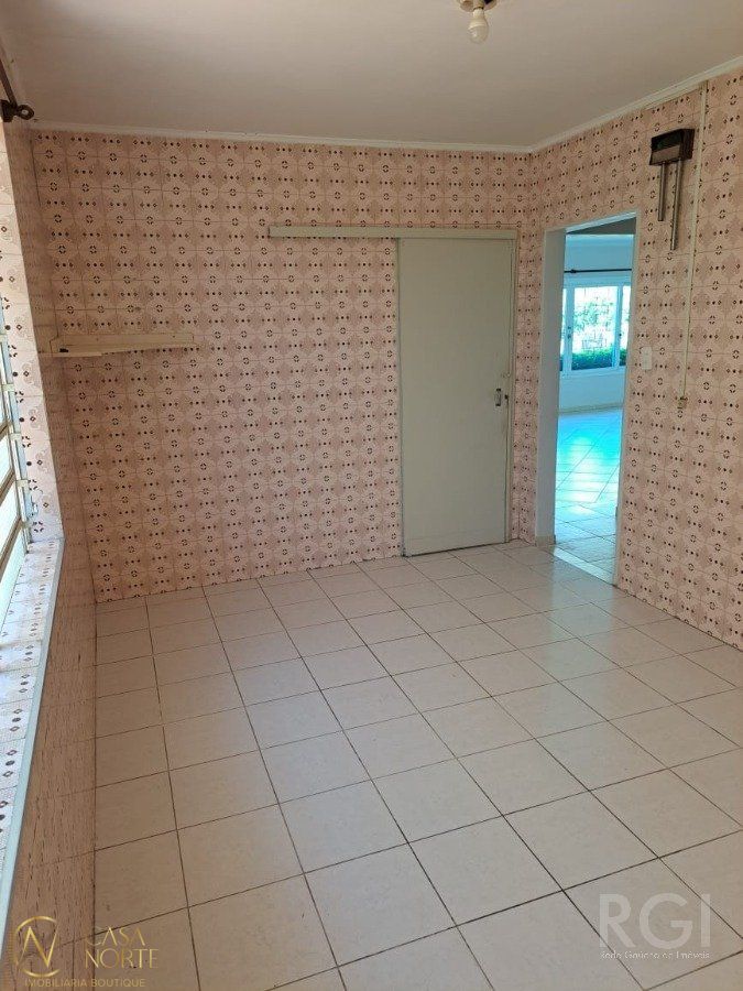 Casa à venda com 3 quartos, 180m², 1 suíte, 2 vagas, Rua Paulo Blaschke no bairro Jardim Itu em Porto Alegre