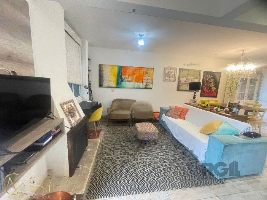 Casa de Condomínio à venda com 3 quartos, 137m², 1 suíte, 2 vagas, Rua Alberto Jeronimo Guerra no bairro Mário Quintana em Porto Alegre