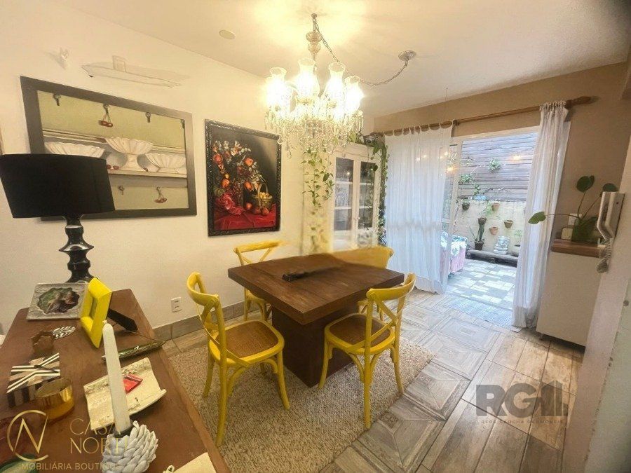 Casa de Condomínio à venda com 3 quartos, 137m², 1 suíte, 2 vagas, Rua Alberto Jeronimo Guerra no bairro Mário Quintana em Porto Alegre