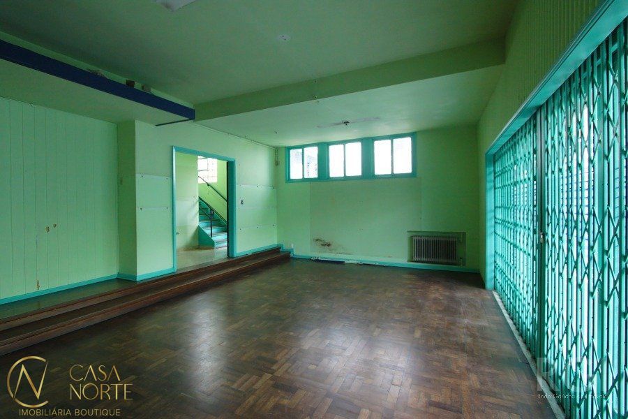 Casa à venda com 5 quartos, 400m², 1 suíte, 4 vagas, Rua Coronel Paulino Teixeira no bairro Rio Branco em Porto Alegre