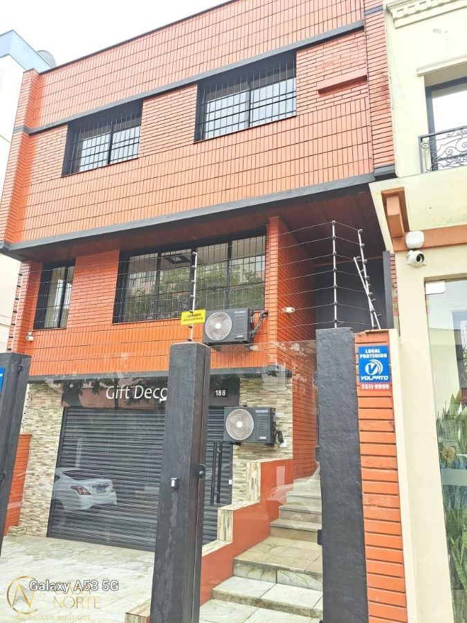 Casa à venda com 3 quartos, 290m², 2 suítes, 3 vagas, Rua Liberdade no bairro Rio Branco em Porto Alegre
