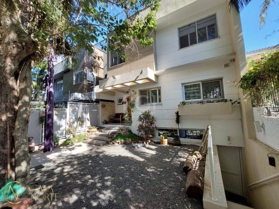 Casa à venda com 4 quartos, 631m², 4 suítes, 2 vagas, Rua Goitacaz no bairro Vila Assunção em Porto Alegre