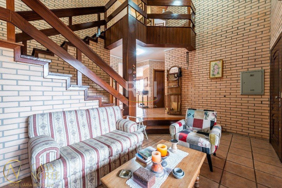 Casa à venda com 3 quartos, 420m², 1 suíte, 7 vagas, Rua Mutualidade no bairro Santa Tereza em Porto Alegre